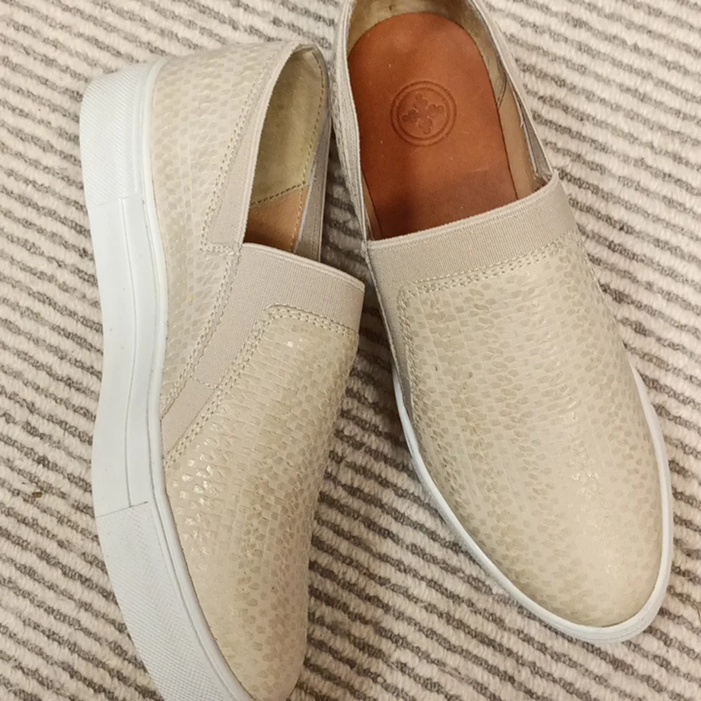 Shoes - Picture 1 of 3